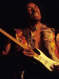 Kytarista Jimi Hendrix proslul i zpracováním americké hymny