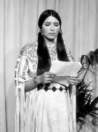 Aktivistka a herečka Marie Louise Cruzová, známá jako Sacheen Littlefeather, v roce 1973 v přímém televizním přenosu odmítla Oscara, kterého získal Marlon Brando za Kmotra