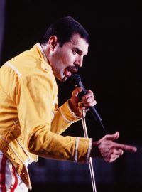 Freddie Mercury během koncertu Queen v roce 1986