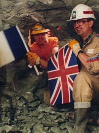 Svými sbíječkami tunel 1. prosince 1990 definitivně propojili horník z anglického Doveru Graham Fagg a jeho francouzský kolega z Calais Philippe Cozette. A protože v tu chvíli byli na francouzské straně, Cozette kolegu pozdravil a přivítal ve Francii
