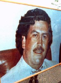 Fotografie Pabla Escobara byla k vidění při prvním výročí jeho smrti