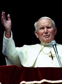 Papež Jan Pavel II. promlouvá 30. října 1996 k poutníkům na Svatopetrském náměstí ve Vatikánu