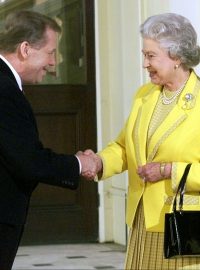Královna a prezident Václav Havel v roce 1998 v Buckinghamském paláci.
