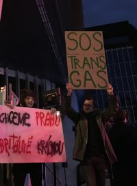 U budovy Transgasu se konala demonstrace za jeho zachování