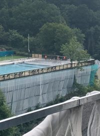Bazén hotelu Thermal v Karlových Varech se sice otevřel veřejnosti, trápí ho ale řada nedodělků