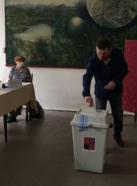 Doplňovací senátní volby na Teplicku provázela i druhý den hlasování nízká účast. Volební místnosti se ve 14.00 uzavřely, výsledky budou odpoledne