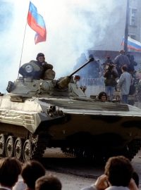 Přesně před 25 lety propukly v centru Moskvy boje, které natrvalo změnily politické poměry v Ruské federaci. 3. října nejprve zaútočili odpůrci tehdejšího prezidenta Borise Jelcina na budovu Státní televize. Jelcin vyslal do ulic Moskvy tanky.