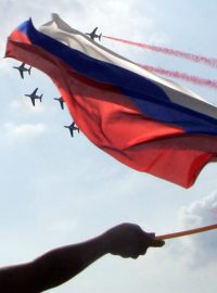 Ruská vlajka během vojenské přehlídky u Moskvy