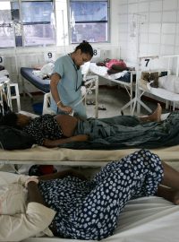 Sestra kontroluje pacientky před porodem v nemocnici ve městě Port-au-Prince, kterou provozuje organizace Lékaři bez hranic.