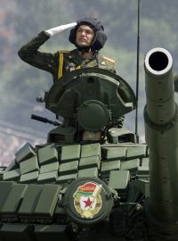 Běloruské tanky na vojenské přehlídce v Minsku