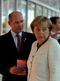 Německý podnikatel Karl-Erivan Haub, majitel obchodní skupiny Tengelmann, do které patří třeba řetězce Kik a Obi, s německou kancléřkou Angelou Merkelovou
