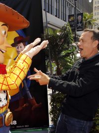 Herec Tom Hanks se zdraví s postavou kovboje Woodyho, kterému propůjčil hlas ve třetím pokračování Příběhu hraček