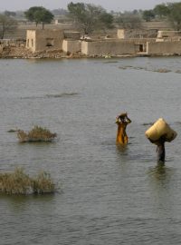 Pákistánské úřady prolomily hráz jezera Mančar, voda kvůli dešťům začala nebezpečně stoupat