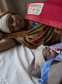 Archivní snímek indické ženy několik hodin po porodu v nemocnici ve státě Madhjapradéš v roce 2012.