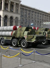 Raketový systém protivzdušné obrany S-300 na přehlídce v Kyjevě v roce 2014