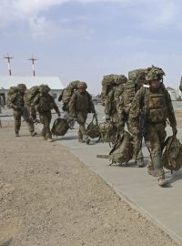 Britské jednotky při odchodu z regionu Helmand v roce 2014