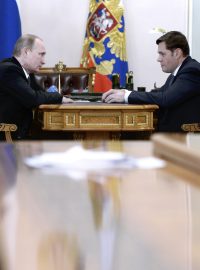 Alexej Mordašov (vpravo) jedná s ruským prezidentem Vladimirem Putinem, snímek z roku 2015