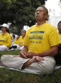 Lidé praktikují meditaci Falun Gong