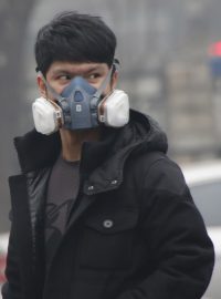 Lidé v Pekingu nosí kvůli smogu ochranné masky (archivní foto)