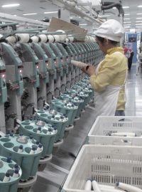 Dělnice v továrně na spřádání bavlny v Sin-ťiangu