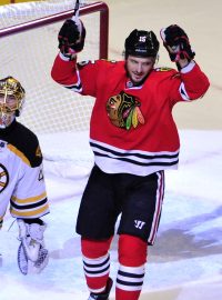 Chicago vyměnilo ruského hokejistu Arťoma Anisimova (na snímku v červeném dresu Blackhawks) do Ottawy za jiného zkušeného útočníka Zacka Smithe