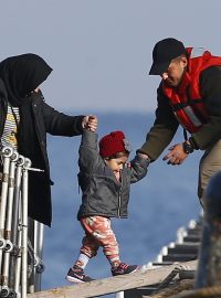 Migranti na lodi turecké pobřežní stráže (ilustrační foto)