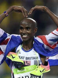 Britský atlet Mohamed Farah se raduje ze zisku zlaté medaile na olympijských hrách v Riu