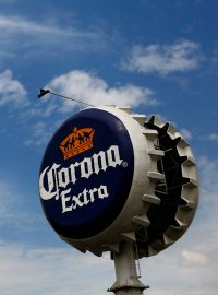 Mexický výrobce piva Corona řeší problémy, kdy si zákazníci pivo asociují s koronavirem