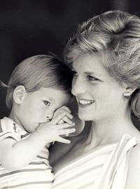 Princezna Diana s malým princem Harrym na archivním snímku