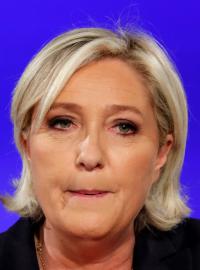 Marine Le Penová při projevu po druhém kole prezidentských voleb, ve kterém uznala porážku.