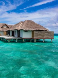 Jeden z luxusních resortů na Maledivách - ilustrační foto