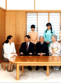 Japonská císařská rodina na archivním snímku z listopadu 2015. Zleva korunní princezna Masako, korunní princ Naruhito, princezna Aiko, císař Akihito, princezna Mako, císařovna Mičiko, princezna Kako, princ Akišino, princ Hisahito a princezna Kiko.