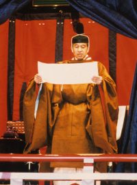 12. listopadu 1990. Císař Akihito při nástupu na chryzantémový trůn slibuje, že bude respektovat japonskou ústavu.