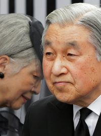 Japonský císařský pár: k císaři Akihitovi sklání hlavu císařovna Mičiko. Manžely jsou už 58 let.