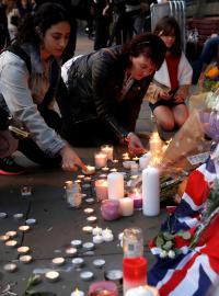 Lidé v centru Manchesteru zapalují svíčky za oběti pondělního útoku.