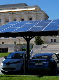 Nabíjecí solární panely pro elektromobily u OSN v Ženevě.