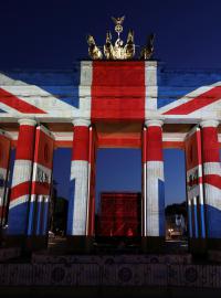 Braniborská brána v Berlíně se na znamení podpory Londýnu zahalila do barev britské vlajky.