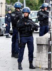 Francouzská policie v Notre Damu. (Ilustrační snímek)