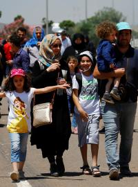 Syrské rodiny, které se v polovině června vracely ze sousedního Turecka zpátky do Sýrie