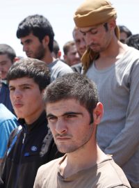 Propuštění zajatci - někdejší rodinní příslušníci členů takzvaného Islámské státu - v syrské vesnici Ajn Ísa, severně od města Rakka