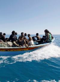 Migranti na lodi poté, co je zachránila pobřežní hlídka u libyjských břehů.
