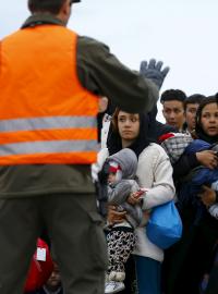 Rakouská armáda dohlíží na skupinu migrantů na rakouských hranicích v říjnu 2015