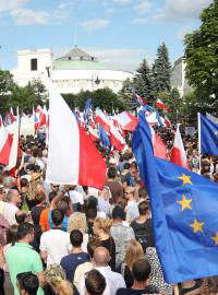 Demonstrace před polským parlamentem proti změnám ve soudnictví, které prosazuje vláda Práva a spravedlnosti