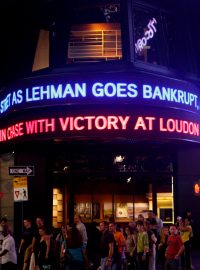 Je to deset let od vypuknutí světové hospodářské krize - období, které je považováno za nejhorší od velké krize ze 30. let 20. století. Čtvrtá největší investiční banka v Americe Lehman Brothers 15. září vyhlásila po pětidenním jednání s vládou bankrot.