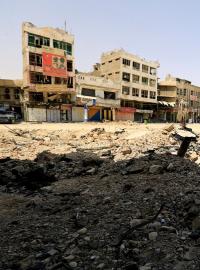 Mosul připomíná po bojích spíše město duchů, přesto v něm několik obyvatel stále přebývá.