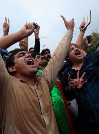 Oponenti pákistánského premiéra Šarífa křičí poté, co jej soud zbavil funkce.