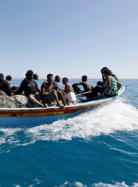 Migranti zachránění libyjskou pobřežní stráží východně od metropole  Tripolis