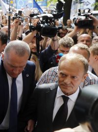 Předseda Evropské rady Donald Tusk ve Varšavě při příchodu na výslech kvůli smolenské letecké katastrofě