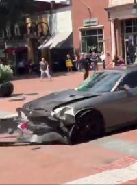 Vůz, který vrazil do davu demonstrantů v Charlottesvillu a zabil jednu ženu