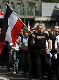 Několik stovek neonacistů se sešlo na manifestaci v berlínské čtvrti Špandavě, aby si připomněli úmrtí Rudolfa Hesse.